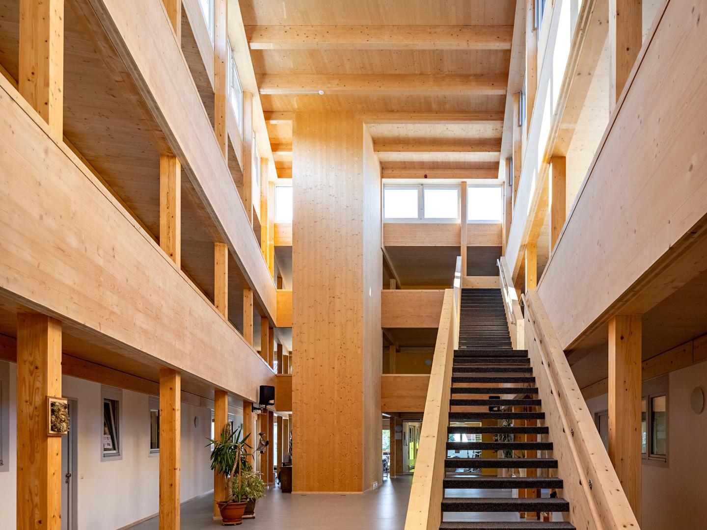 Blick in ein modernes, helles Atrium des Wohnprojekts erlebnisreich Wohnen in Holzbauweise
