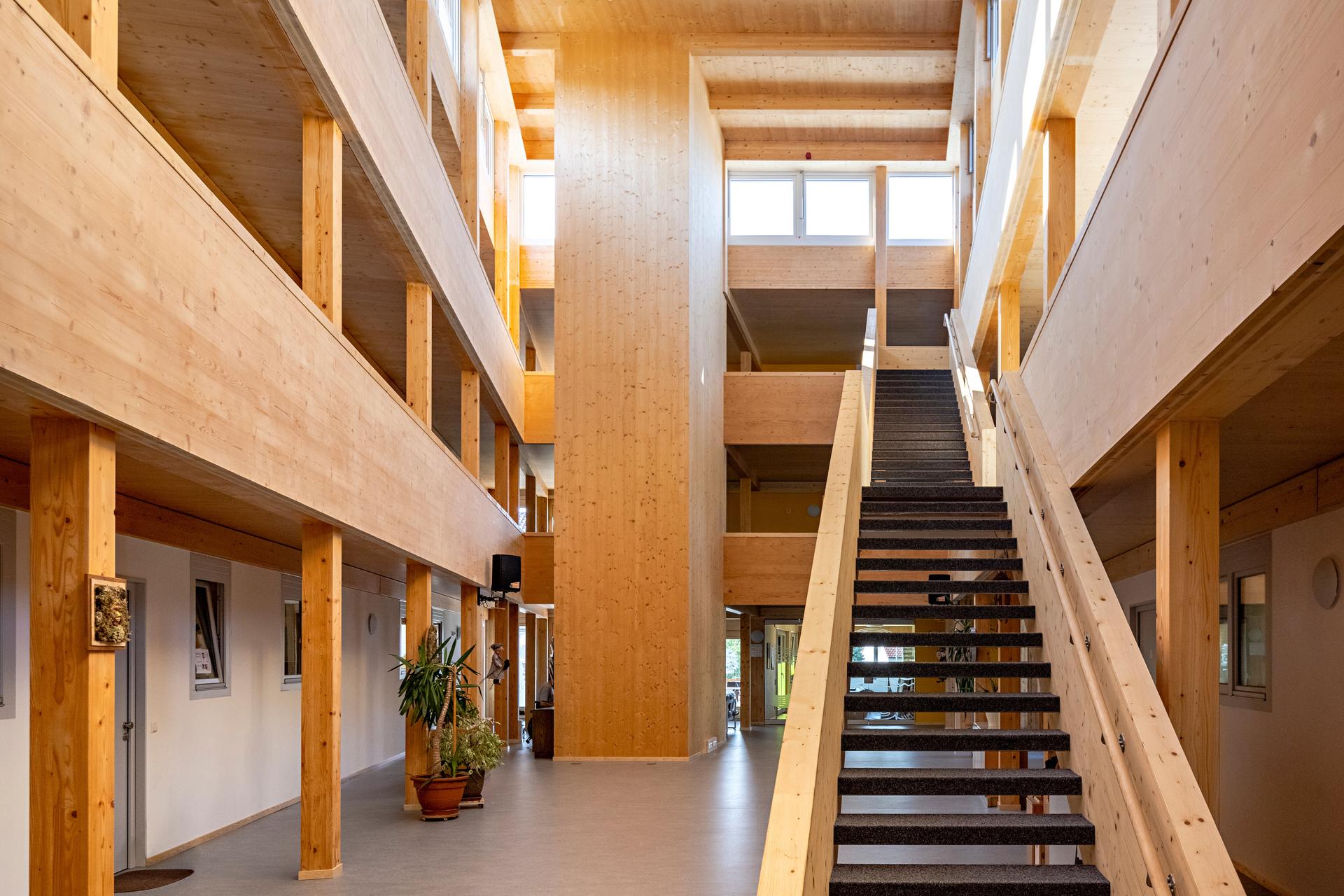 Blick in ein modernes, helles Atrium des Wohnprojekts erlebnisreich Wohnen in Holzbauweise