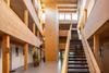 Blick in ein modernes, helles Atrium des Wohnprojekts erlebnisreich Wohnen in Holzbauweise