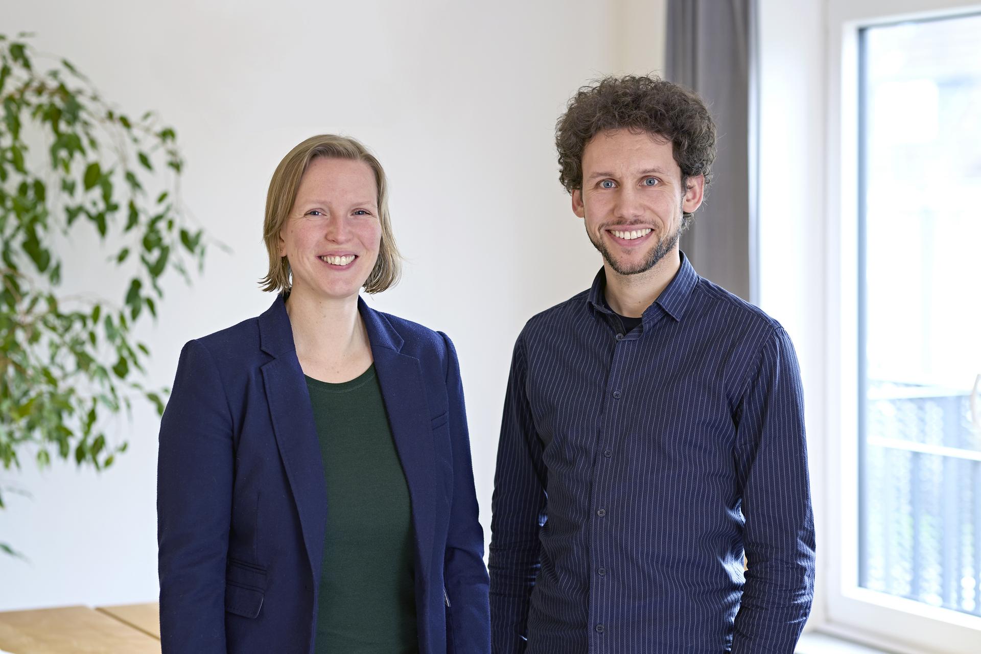 Das Foto zeigt das Team des Wohnprojekte-Portals: Laura Blankenhorn und Sönke Eickmann