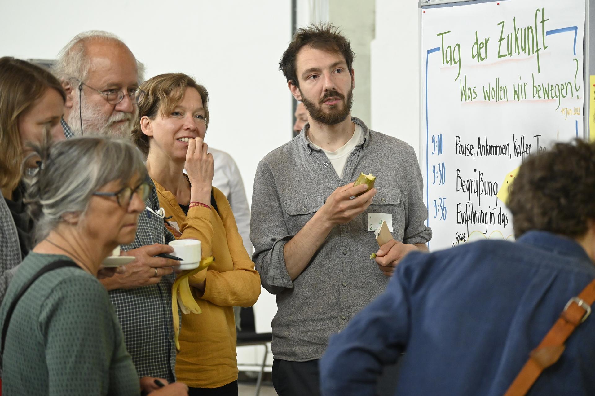 Eine Gruppe von Personen betrachtet ein Flipchart